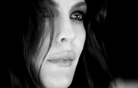  Video  Liv Tyler canta pentru Givenchy