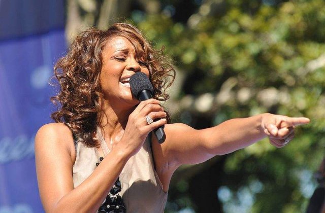Unde poti viziona funeraliile lui Whitney Houston?