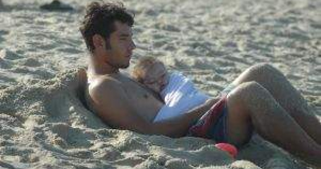 Tatii vor fi obligati prin lege sa ajute mamele cu bebelusul