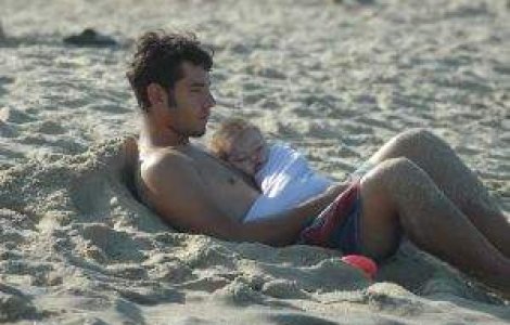 Tatii vor fi obligati prin lege sa ajute mamele cu bebelusul