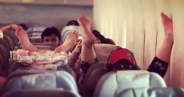  Top  Pasageri de cosmar. 10 persoane lipsite de bun simt pe care nu le vrei langa tine in avion