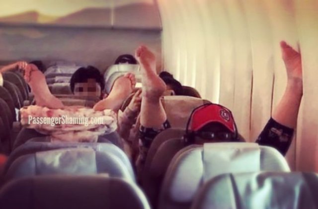 Pasageri de cosmar. 10 persoane lipsite de bun simt pe care nu le vrei langa tine in avion