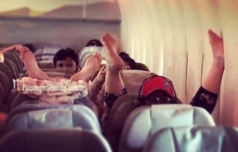  Top  Pasageri de cosmar. 10 persoane lipsite de bun simt pe care nu le vrei langa tine in avion