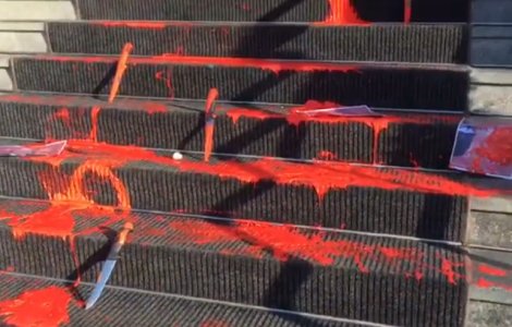 Protest cu vopsea rosie si cutite aruncate pe scarile Ministerului Justitiei/ VIDEO