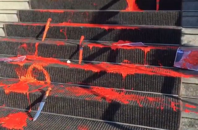 Protest cu vopsea rosie si cutite aruncate pe scarile Ministerului Justitiei/ VIDEO