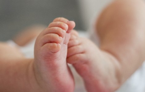 Un bebelus nascut de o minora de 15 ani a decedat de gripa, la Maternitatea din Buzau