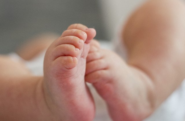 Un bebelus nascut de o minora de 15 ani a decedat de gripa, la Maternitatea din Buzau