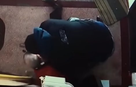 Batran batut pe scarile unui bloc din Galati, de catre un barbat eliberat recent din inchisoare/ VIDEO