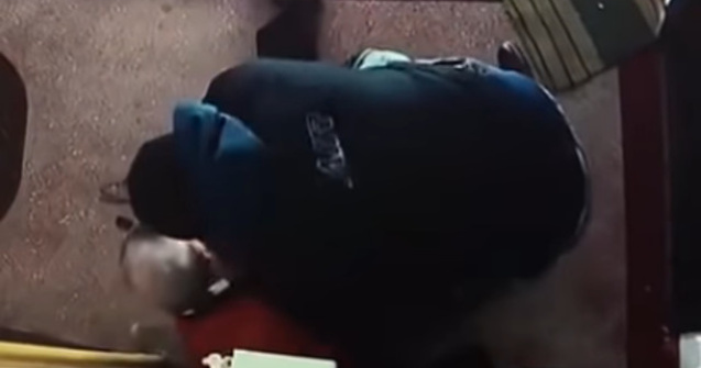 Batran batut pe scarile unui bloc din Galati, de catre un barbat eliberat recent din inchisoare/ VIDEO