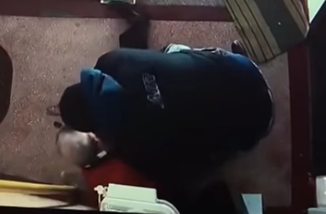 Batran batut pe scarile unui bloc din Galati, de catre un barbat eliberat recent din inchisoare/ VIDEO