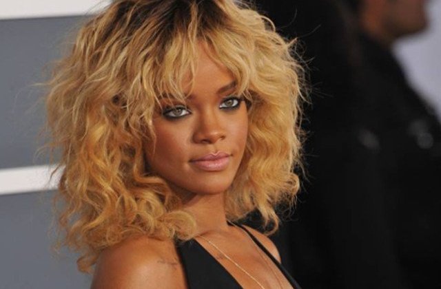 Motivul pentru care Rihanna si-a dat in judecata tatal