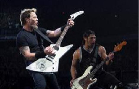 Solistul trupei Metallica, spitalizat de urgenta la Stockholm