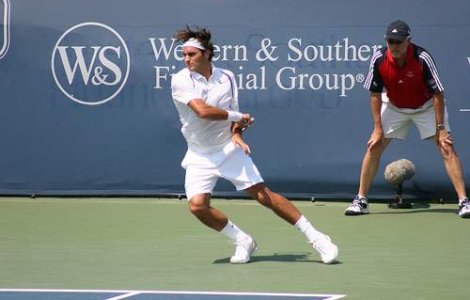 Federer s-a impus la Rotterdam