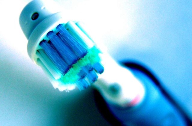 Periuta de dinti cu Bluetooth iti spune daca te speli corect