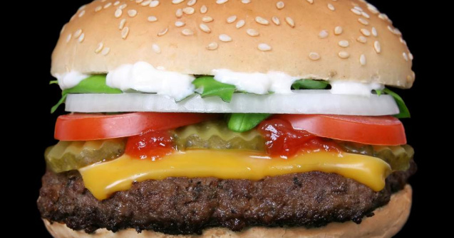 Hamburgerul cu carne "de laborator" va fi gata in acest an