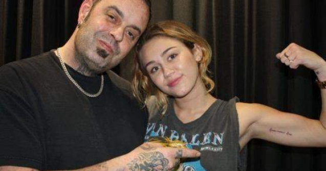 Ce tatuaj si-a mai facut Miley Cyrus?