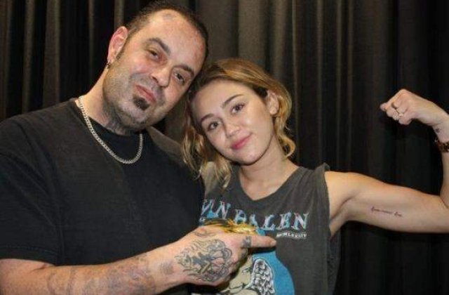 Ce tatuaj si-a mai facut Miley Cyrus?