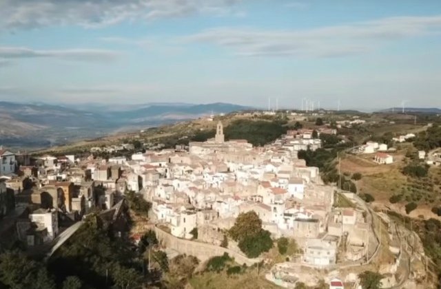 Airbnb te poate trimite sa stai trei luni gratuit intr-un sat italian. Ce conditii trebuie sa indeplinesti