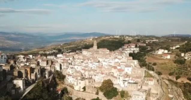 Airbnb te poate trimite sa stai trei luni gratuit intr-un sat italian. Ce conditii trebuie sa indeplinesti