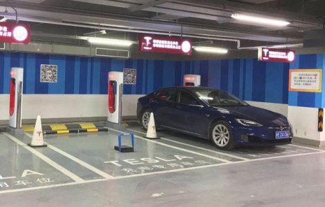 Tesla are o solutie inedita pentru a bloca parcarea masinilor traditionale la statiile de incarcare: sistem de blocare accesat prin smartphone