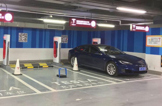 Tesla are o solutie inedita pentru a bloca parcarea masinilor traditionale la statiile de incarcare: sistem de blocare accesat prin smartphone