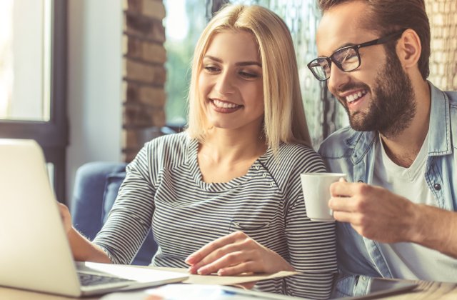 7 lucruri pe care sa nu le faci daca iesi cu un coleg de munca