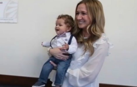 O femeie a descoperit ca fata adoptata era sora unui copil deja infiat