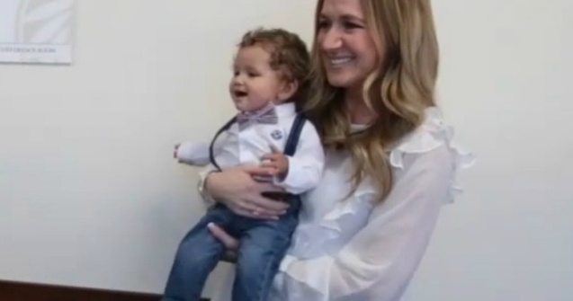 O femeie a descoperit ca fata adoptata era sora unui copil deja infiat