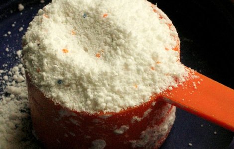 O femeie si-a fortat angajata sa se arda si sa bea apa cu detergent