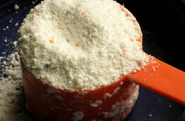 O femeie si-a fortat angajata sa se arda si sa bea apa cu detergent