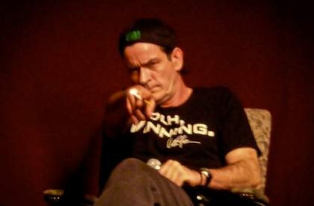 Charlie Sheen isi cere scuze: Ashton, nu esti varza