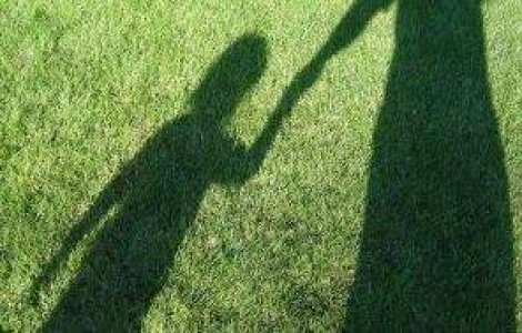 25% dintre romani isi cresc singuri copiii