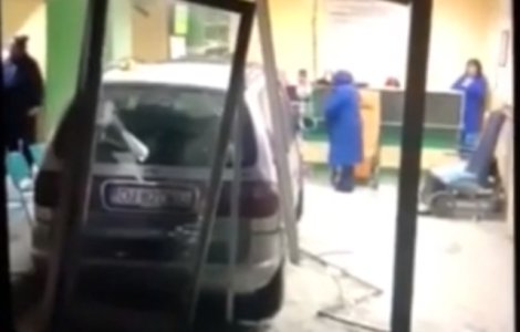 Un barbat din Moldova Noua a intrat cu masina in usile de acces ale Spitalului Judetean Craiova/ VIDEO