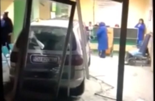 Un barbat din Moldova Noua a intrat cu masina in usile de acces ale Spitalului Judetean Craiova/ VIDEO