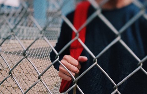 Un elev de 18 ani a fost injunghiat in pauza, in curtea unui liceu din Vaslui