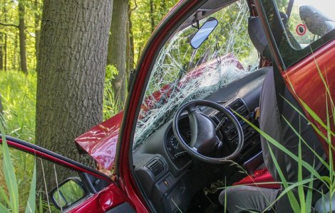 Accident grav in Arad. O adolescenta a fost aruncata la 10 metri distanta din masina