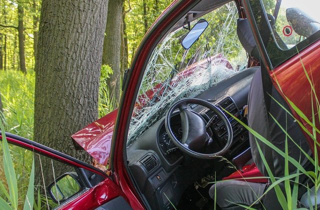 Accident grav in Arad. O adolescenta a fost aruncata la 10 metri distanta din masina