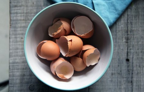  Top  Calmeaza iritatiile pielii si reduc ridurile: 10 utilizari mai putin obisnuite ale cojilor de oua