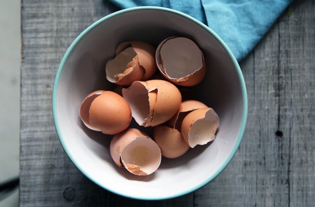 Calmeaza iritatiile pielii si reduc ridurile: 10 utilizari mai putin obisnuite ale cojilor de oua