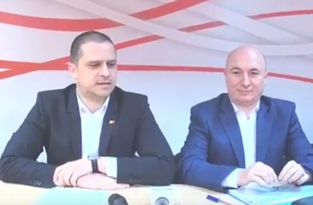Codrin Stefanescu, Eugen Nicolicea si Bogdan Trif, huiduiti in fata sediului PSD Sibiu