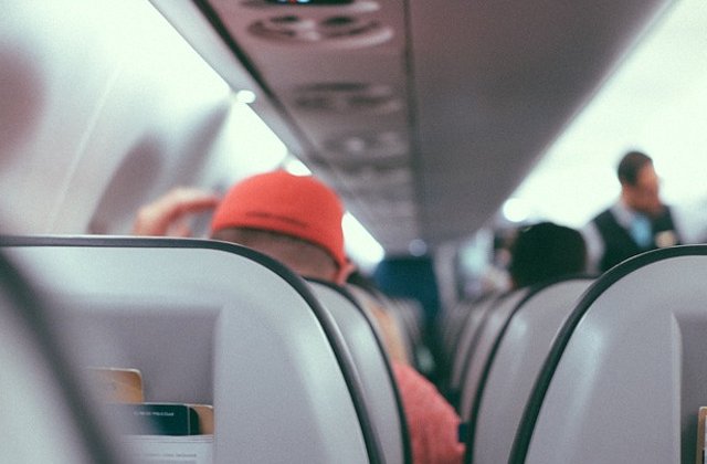 Bataie intr-un avion, dupa ce un pasager si-a dat jos o parte din haine. Aeronava, fortata sa se intoarca din drum/ VIDEO