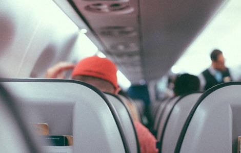 Bataie intr-un avion, dupa ce un pasager si-a dat jos o parte din haine. Aeronava, fortata sa se intoarca din drum/ VIDEO