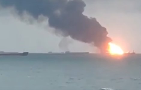 20 de oameni au murit, dupa ce doua nave au luat foc langa Crimeea/ VIDEO