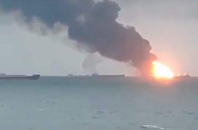 20 de oameni au murit, dupa ce doua nave au luat foc langa Crimeea/ VIDEO