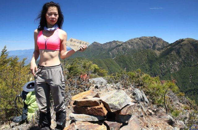 O tanara de 36 de ani, renumita pentru selfie-urile in bikini pe varfuri de munte, a murit dupa ce a cazut intr-o rapa