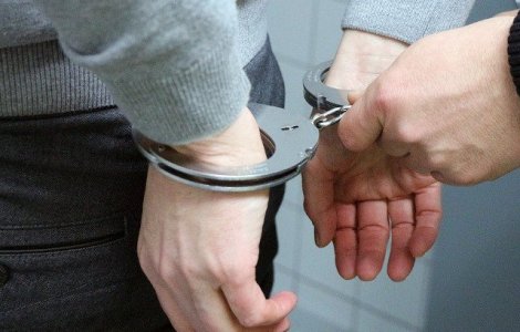 Un recidivist eliberat in baza recursului compensatoriu, arestat dupa ce i-a rupt maxilarul unui tanar
