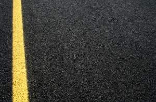 Bucuresti: Un autobuz a ramas suspendat intr-o groapa