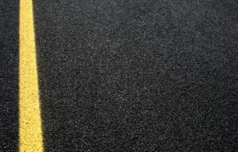 Bucuresti: Un autobuz a ramas suspendat intr-o groapa