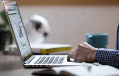 Doi angajati medicali au vandut un uter unui antreprenor, care urma il foloseasca intr-o "vraja"