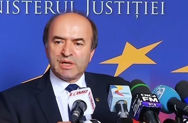 Ministrul Justitiei vrea sa sanctioneze demnitarii care isi denigreaza tara